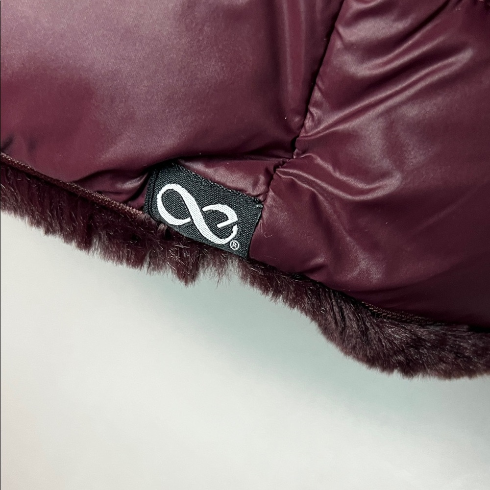 THE BOUNDLESS Plush Burgundy Hooded REVERSIBLE Vest - Picture 12 of 15